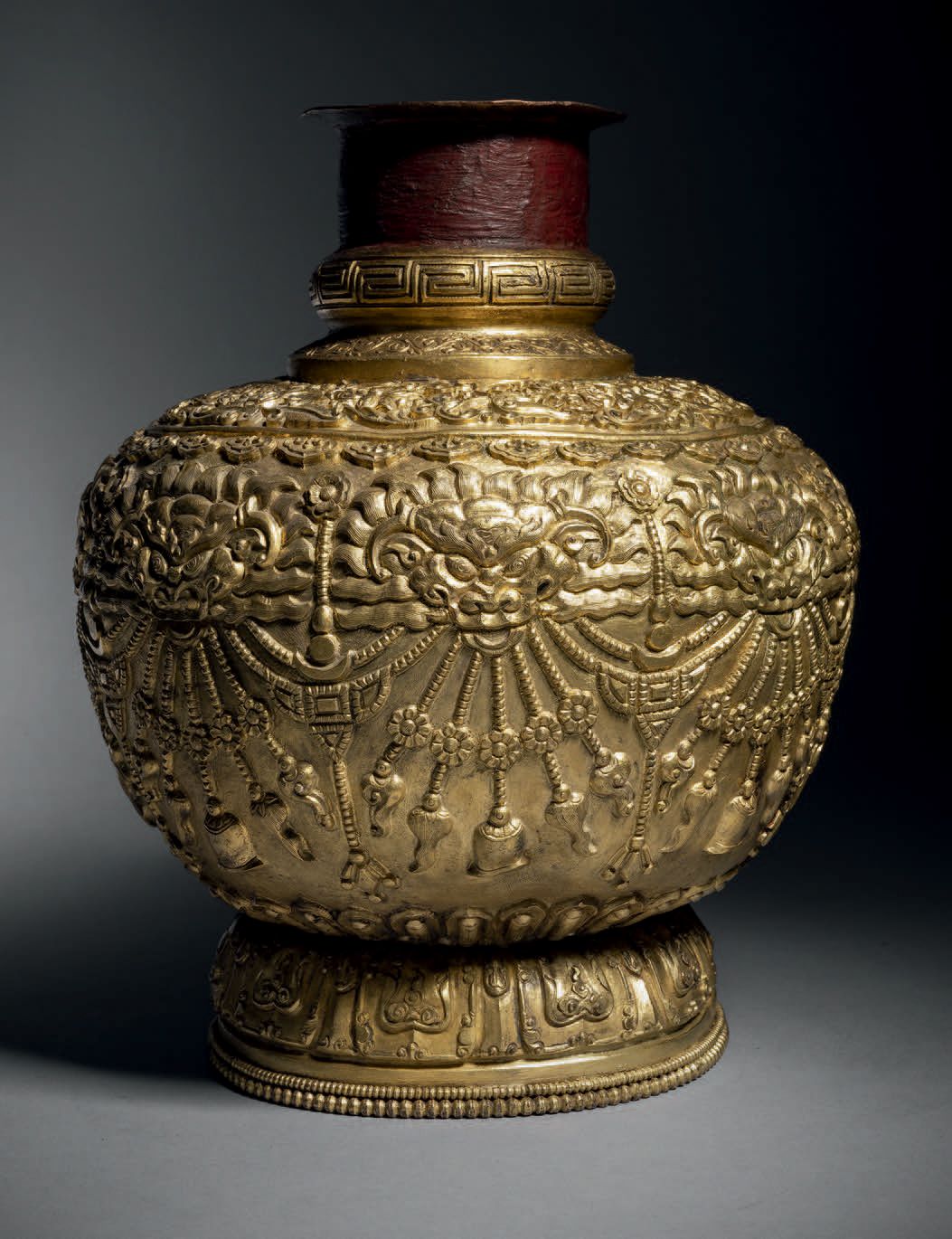 Null Kalasha或Bumpa，长寿花瓶，中国，18世纪 高22.5厘米-深18厘米。压花和镀金的铜
对身体进行修复，上半部分缺失
球体形状，身体上有丰富&hellip;