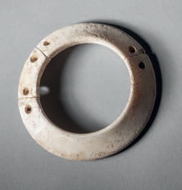 Null 手镯，泰国，班清文化，约公元前2000年，直径9.2厘米。石头
白色手镯分为三部分，有六个穿孔。