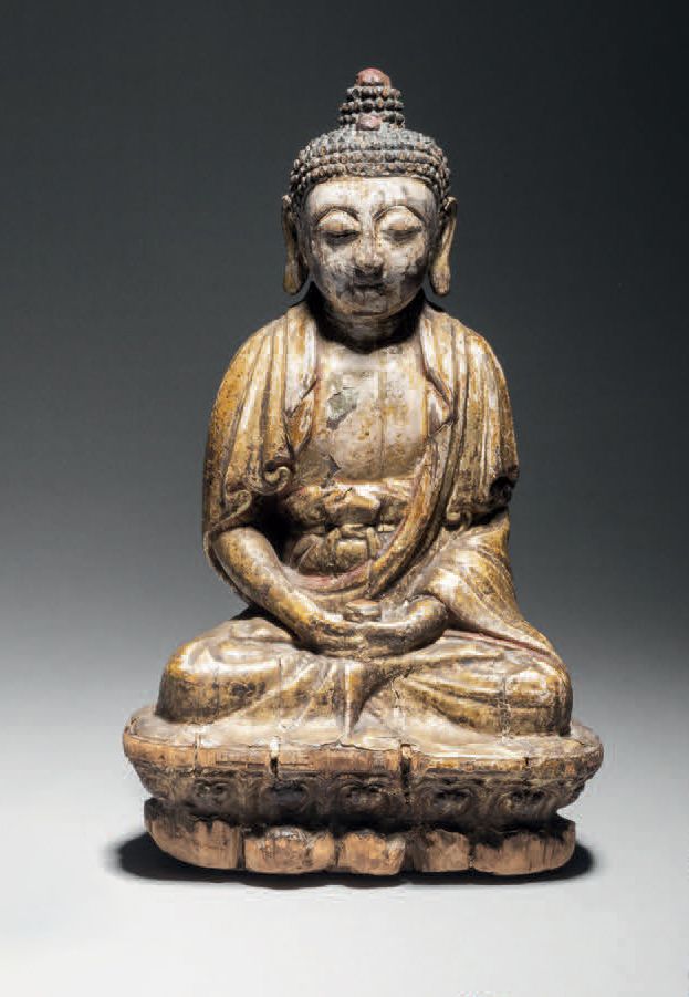 Null 坐佛，中国，明朝，16-17世纪，高22厘米。漆面和镀金的木材
佛陀坐在一个莲花状的底座上，双手放在膝盖上做着冥想的手势。他身穿僧袍，双肩被遮住。脸部&hellip;
