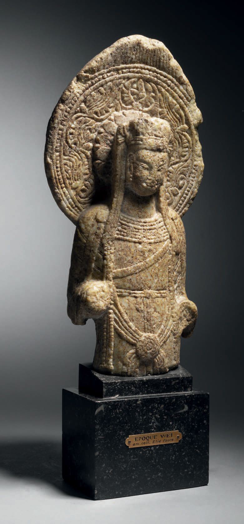 Null 菩萨半身像，中国，东魏（534-650）。
H.26.5厘米。黄色大理石
菩萨的装饰很丰富，戴着几条项链，一条腰带和一个头饰，头顶两侧有丝带垂下。他头&hellip;