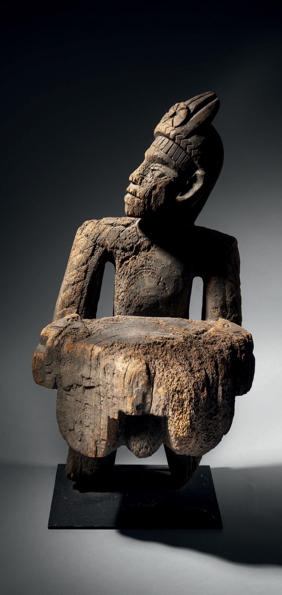 Null 台湾排湾族罕见的祖先坐椅
H.64厘米。木头
祖先是坐着的，头转向右边。他戴着一个头饰，其主要的圆形元素是一个车轮或花朵的形状。Vulung的头被刻在&hellip;
