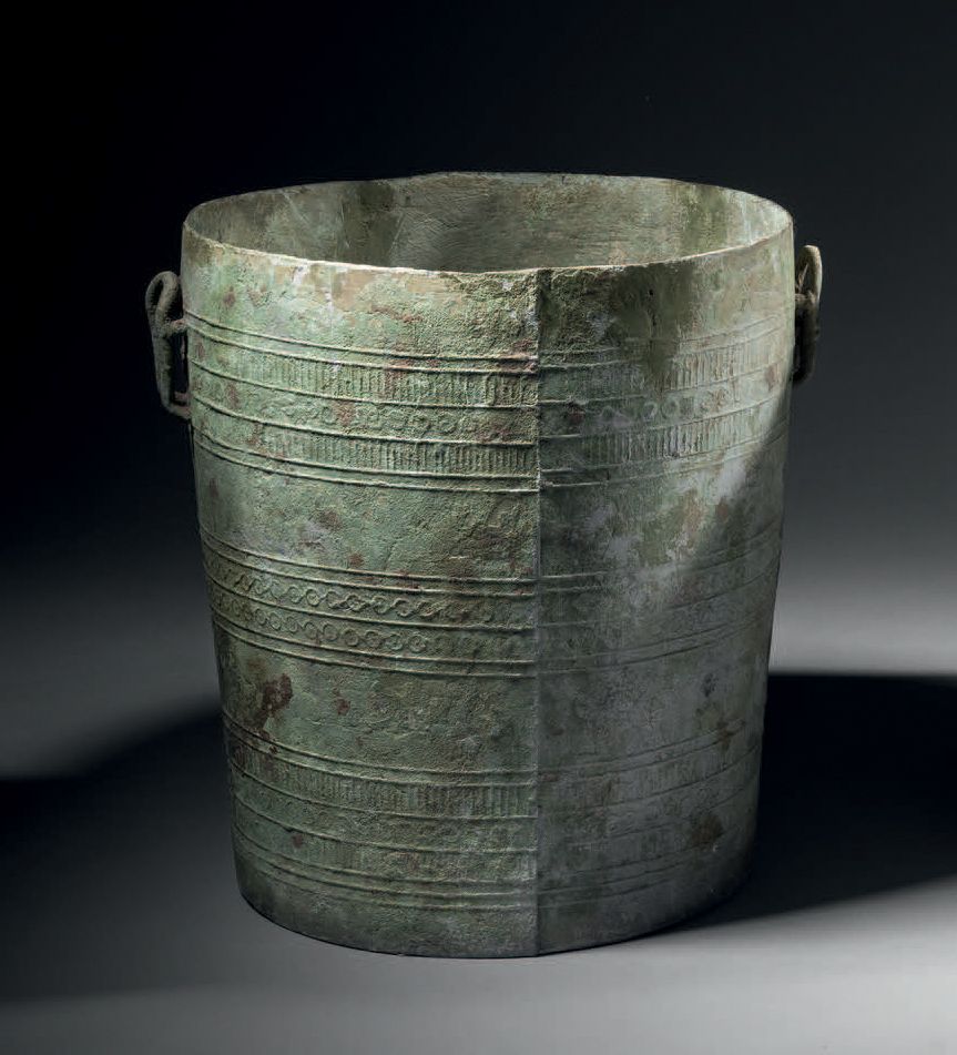 Null Situla, Vietnam, Dong Son c. 2nd century H. 21 cm - D. 19,8 cm. Copper allo&hellip;