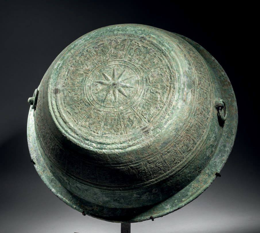 Null 高原，越南，交趾时期（公元前1世纪-公元1世纪）
H.16.8 cm - D. 44.5 cm。铜合金
托盘的中心被一颗略带浮雕的星星占据。几个同心圆&hellip;