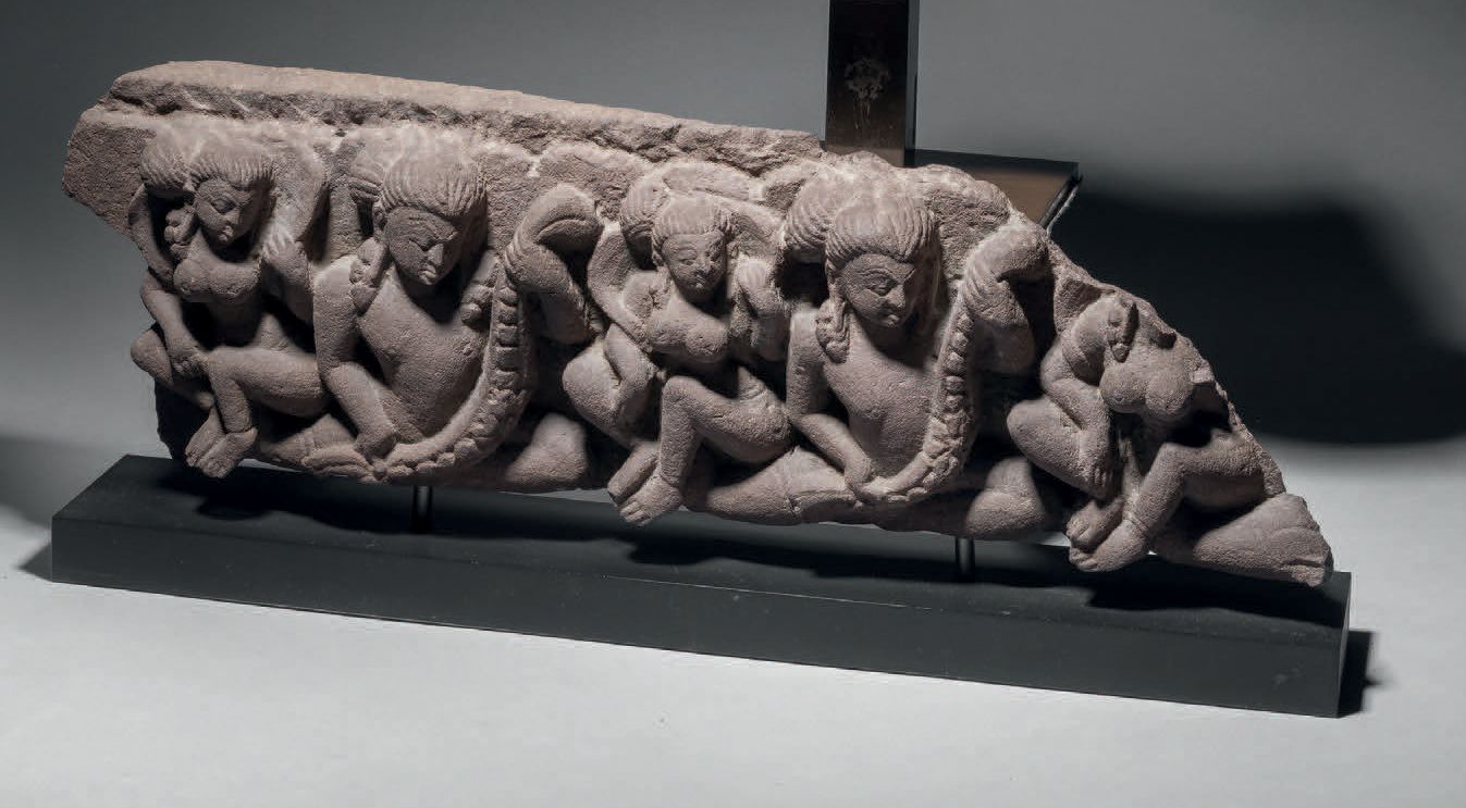 Null 飞行的犍陀罗，中印度，9-10世纪，长37厘米。粉红砂岩
壁画显示飞翔的花环持有者与坐在右腿上的阿普萨拉人相伴。
修缮