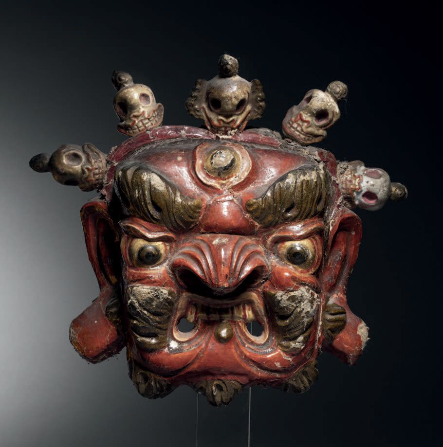 Null Khroda面具，西藏，19世纪，高21厘米。多色涂层帆布
神灵表情狰狞，眼睛凸起，咬着下唇，露出威胁的獠牙。她戴着一个由五个头骨组成的头饰。
事故