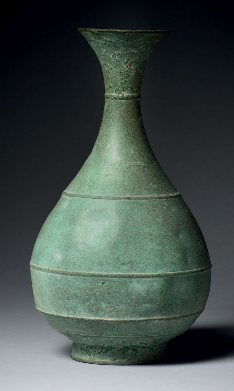 CORÉE - Période GORYEO (918-1392), XIIe/XIIIe siècle 青铜瓶形的四圆瓶（瓶身已损坏），有绿色铜锈。
H.30&hellip;