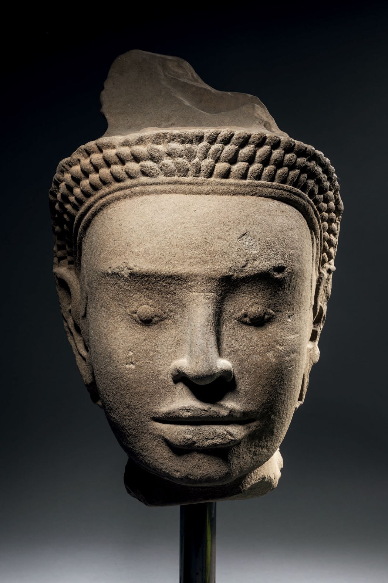 Null Testa di Dvarapala, Cambogia, stile Bayon, XII-XIII secolo H. 45,5 cm. Aren&hellip;