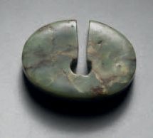 Null 分体式耳环，东南亚，公元前一千年 高4厘米-宽2.9厘米软玉或玉石