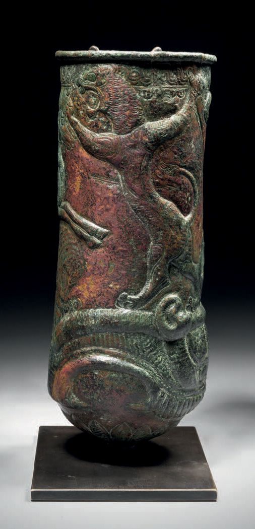 Null 
锡图拉，伊朗卢里斯坦，约公元前8世纪 

H.18.6 cm - D. 7.2 cm。压花铜合金



在圆柱形身体的整个表面上展开了一场猎狮活动。&hellip;