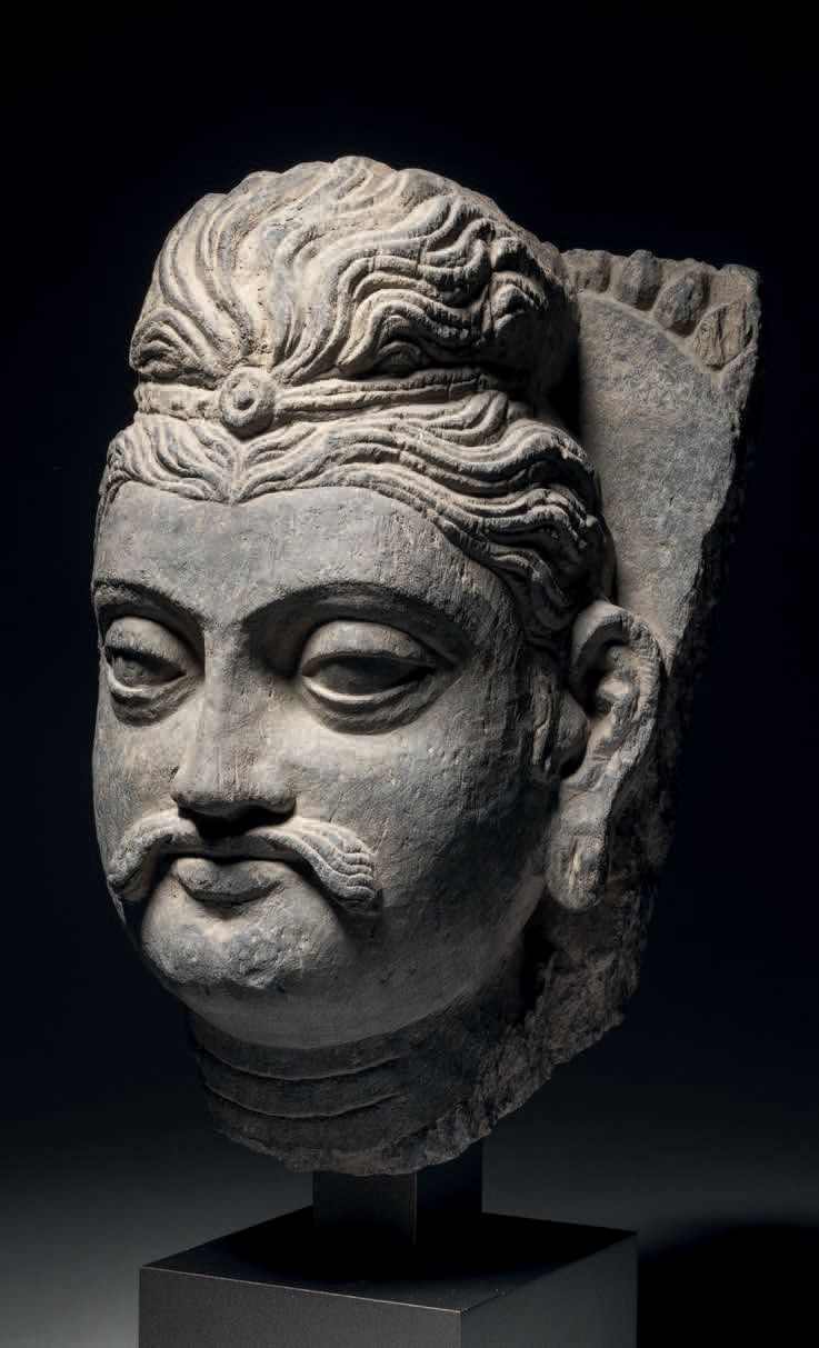 Null 佛头，巴基斯坦-阿富汗，古犍陀罗地区，3-4世纪，高20厘米。灰片岩
佛祖的面容是宁静的，半闭的杏仁形眼睛，挺直的鼻子，合拢的嘴唇和拉长的耳垂。他留着&hellip;