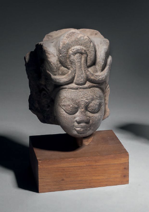 Null 毗湿奴头像，印度，古普塔时期，约5世纪，高14厘米。粉红砂岩
面容安详，眼睛半闭，嘴唇合拢，头冠上有三个元素，用花环和吊坠装饰。