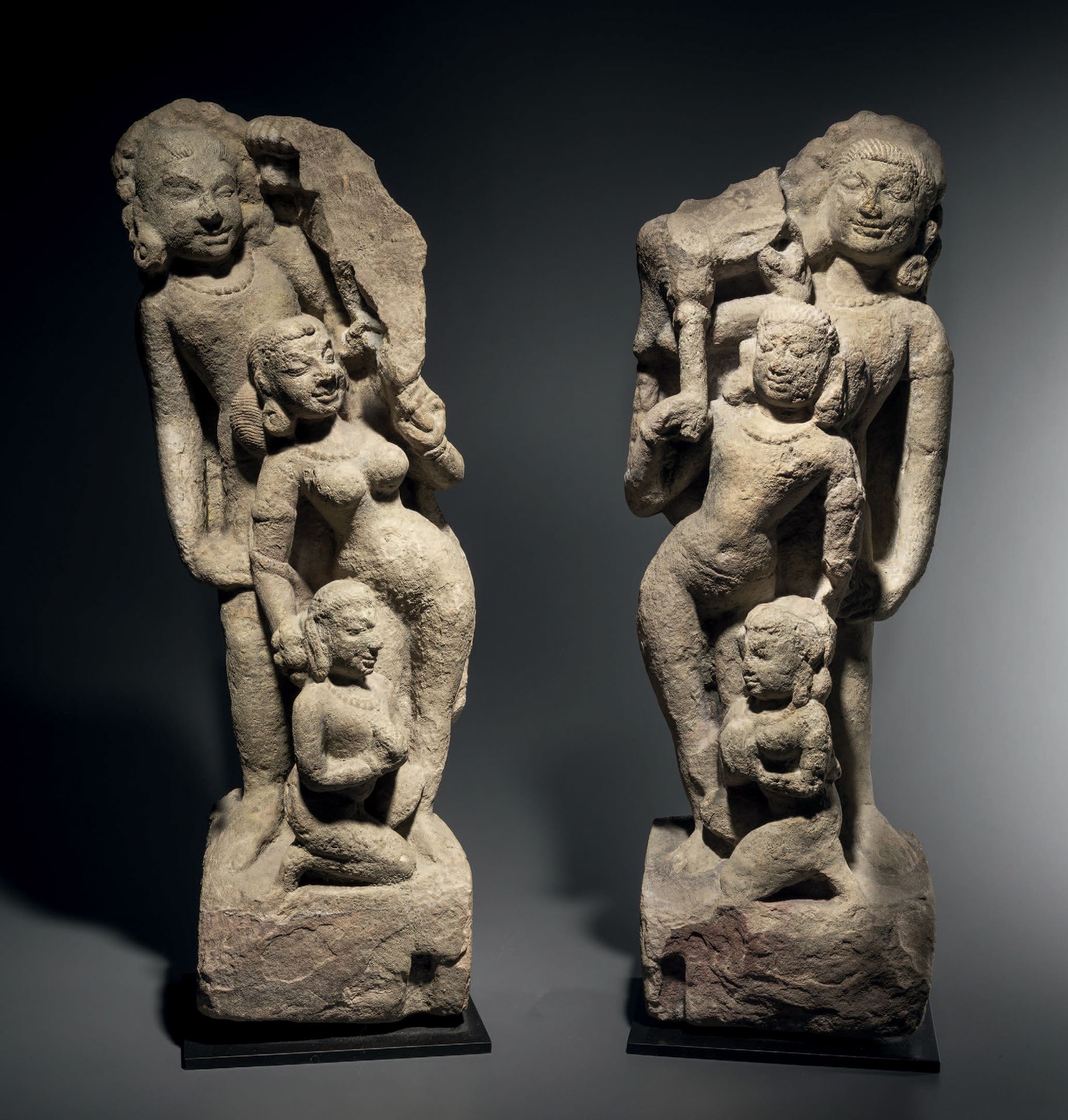 Null Attendants. Inde du Centre, c. 9e siècle H. 48 et 49 cm. Grès rose
Trois pe&hellip;
