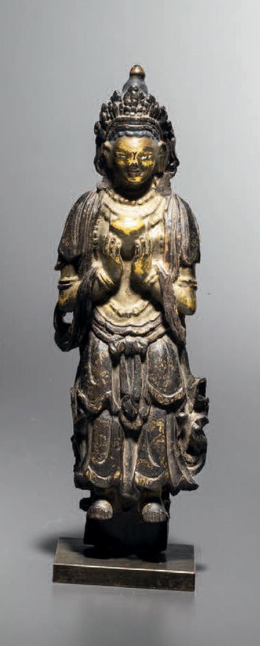 Null 祭器，西藏，18世纪，高9厘米。紫檀木
承运人站在衣冠楚楚的地方，向神灵献上祭品。