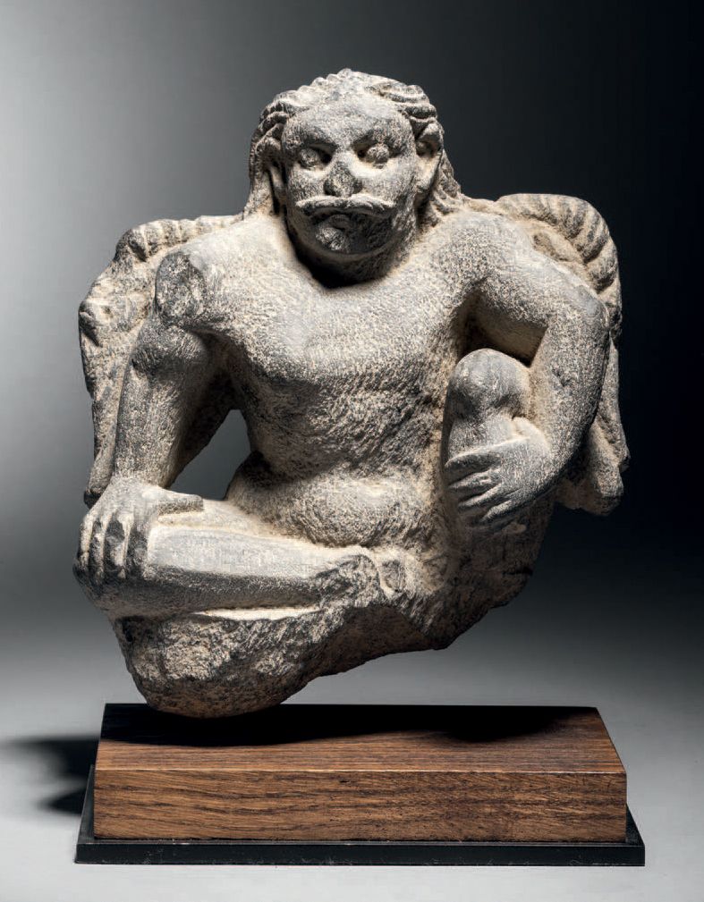 Null 亚特兰蒂斯语，巴基斯坦-阿富汗，古犍陀罗地区，3-4世纪
H.17.5厘米 - 宽15厘米。灰色页岩
裸露着翅膀的亚特兰蒂斯人坐着，左腿弯曲并夹在左臂&hellip;