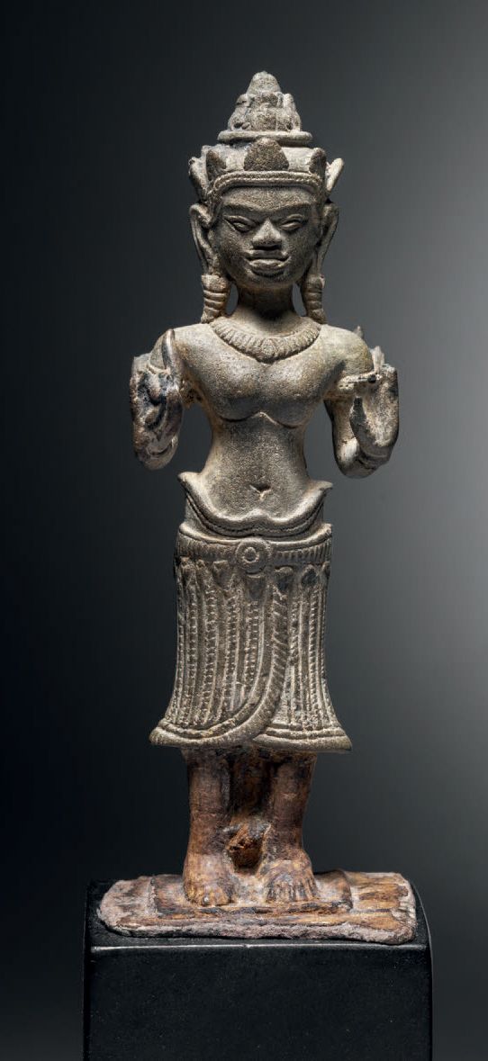 Null 雅努斯女神 柬埔寨，巴戎 13世纪 高11.8厘米。铜合金
女神双手合十站立，手中拿着属性。她身穿一件刻有褶皱的桑帕，一条项链，手镯和一个兽皮头饰。
&hellip;