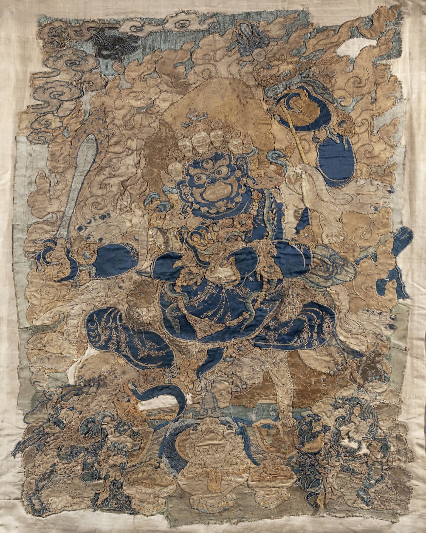 Null Mahakala Chaturbhuja，西藏，18世纪 85 x 67厘米。应用和刺绣的丝绸
四肢发达的马哈卡拉坐在棕色皮肤的身体上，一副王者风范。&hellip;