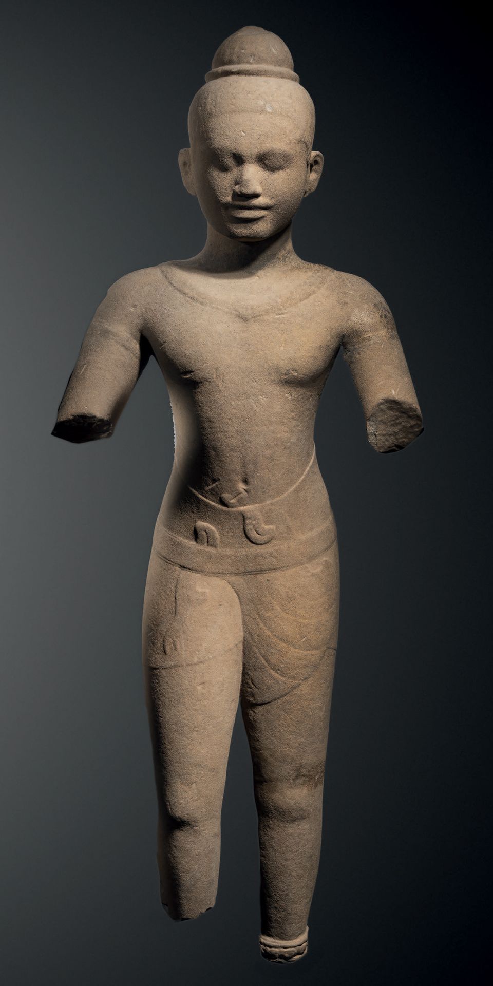 Null 柬埔寨湿婆，Baphuon风格，11世纪，高147厘米。米色砂岩
湿婆被描绘成站立，双腿微微弯曲。他赤膊上阵，戴着一条带坠子的项链，坠子从背后落下，穿&hellip;