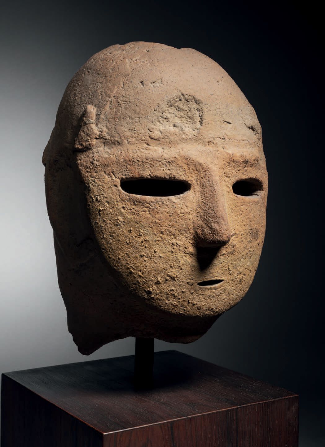 Null 哈尼瓦头像，日本，甲府时期，约5世纪，高21厘米。陶器
可能是代表一个战士，头部刻成椭圆形，鼻子短而直，眼睛大，有穿孔，呈水平状，嘴小，也有穿孔。

&hellip;