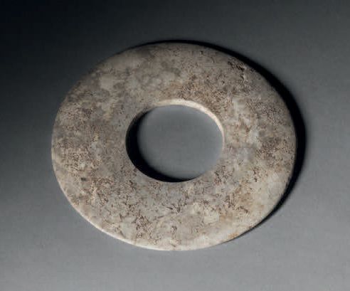 Null 手镯，泰国，班清文化，约公元前2000年，直径12.9厘米。石头
白色圆盘手镯，凝结物。