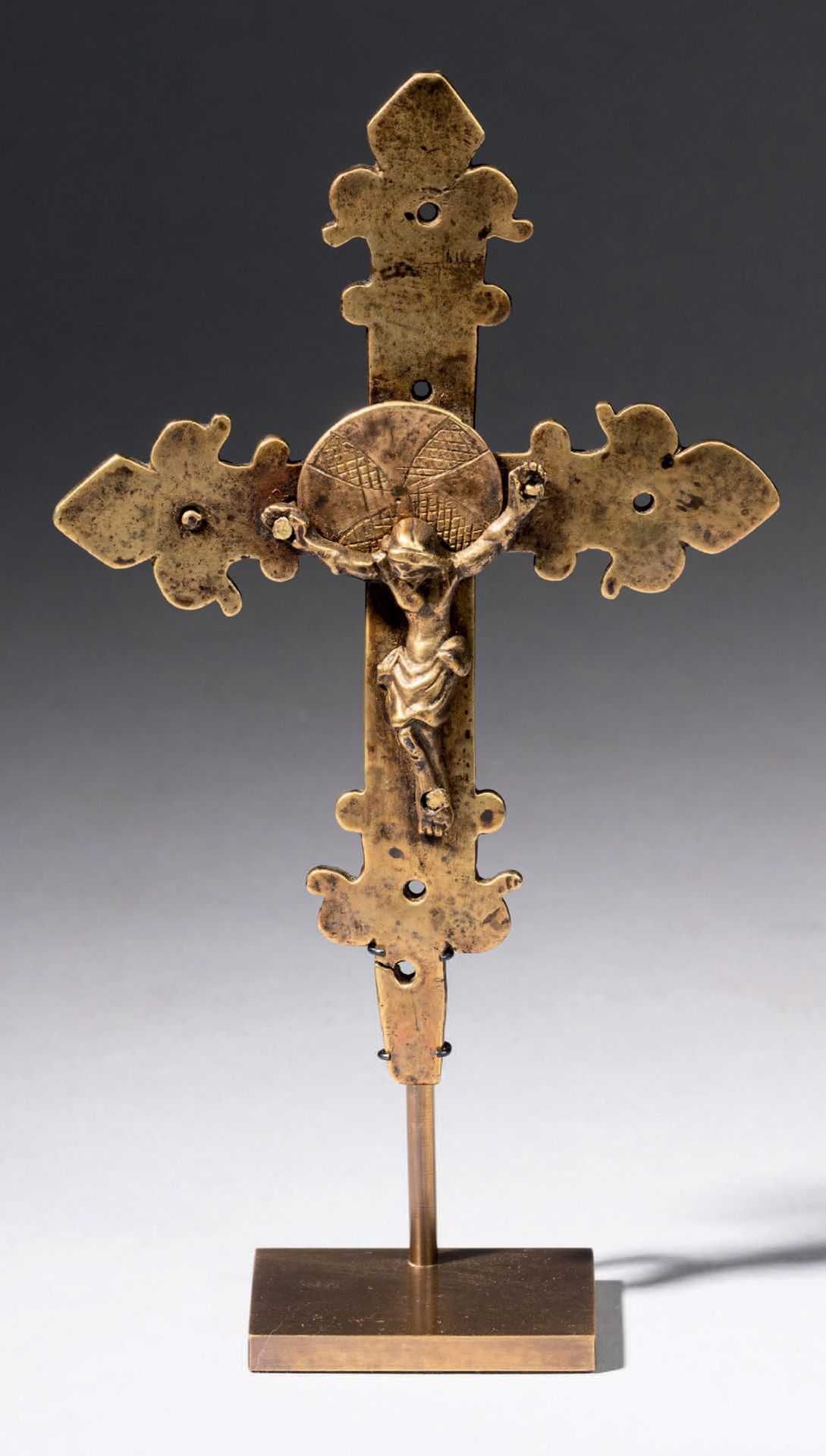 Null Kleines Kreuz aus graviertem und vergoldetem Kupfer mit Christus aus Bronze&hellip;