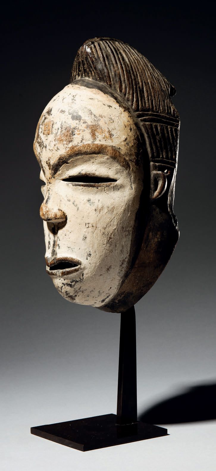 Null - 恩泽比面具，加蓬
木头
H.28厘米
非常古老的面具，显示了一个用高岭土覆盖的脸，具有恩泽比人的特征，恩泽比人是一个与普努人有关的小民族，其作品在&hellip;