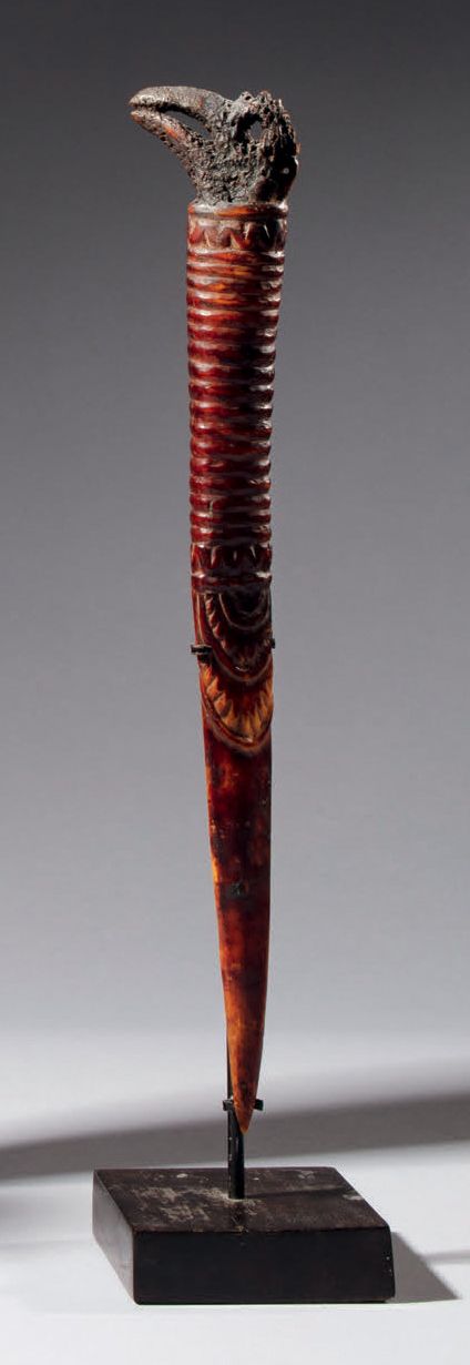 Null iatmul dagger，巴布亚新几内亚
卡索尔骨
H.32.5厘米

出处 :
克里斯-博伊兰（澳大利亚）
美丽的匕首，由眼镜蛇骨雕刻而成，顶部有&hellip;