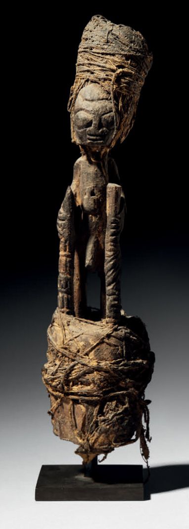 Null - 约鲁巴/纳戈雕像，尼日利亚
木材、绳索、织物、各种材料
H.25厘米

出处 :
Alain Javelaud
出版。
Alain Javelau&hellip;