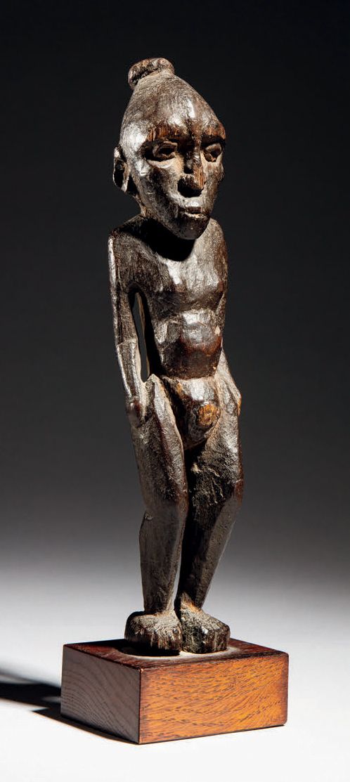 Null 雕像，塞皮克河，巴布亚新几内亚
木头
H.23厘米

出处 :
1950年左右从Pierre Vérité处获得
美丽的雕像表现了一个男性形象，他的双&hellip;