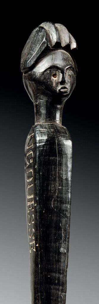 Null - 加蓬Punu Cane，加蓬
木头
H.114厘米
硬木雕刻的直杖，顶部有一个雅努斯头像，其两张脸具有普努面具的特征。轴上刻有Ngouéssé的名&hellip;