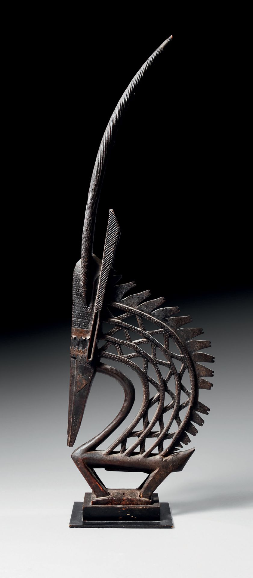 Null BAMBARA-ZIMIER, CIWARA, MALI
Holz, Metall
H. 126 cm

Provenienz :
Galerie F&hellip;