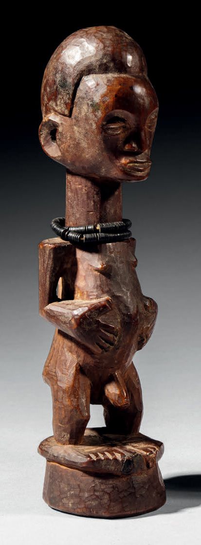 Null - 恩基斯-桑耶雕像，刚果民主共和国
木头，珠子
H.21厘米
古典制造，硬木雕刻，有力的双手在突出的腹部相接，头骨在顶部穿孔，以容纳现在已经消失的魔&hellip;