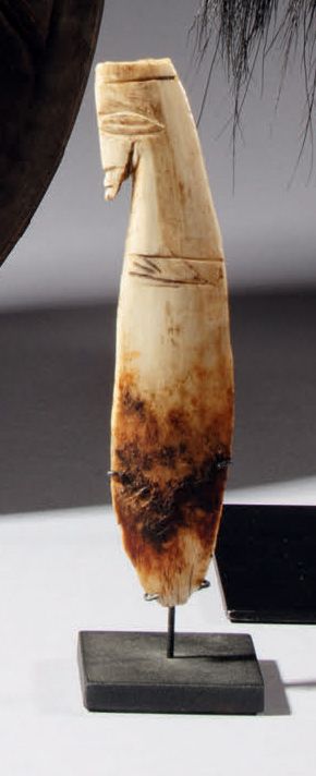 Null 勺子，马卡姆谷，巴布亚新几内亚
鹦鹉骨
H.15.5厘米

出处 :
弗莱克画廊（巴黎）
原始的勺子，手柄上有一个脸部轮廓的装饰。使用的痕迹。