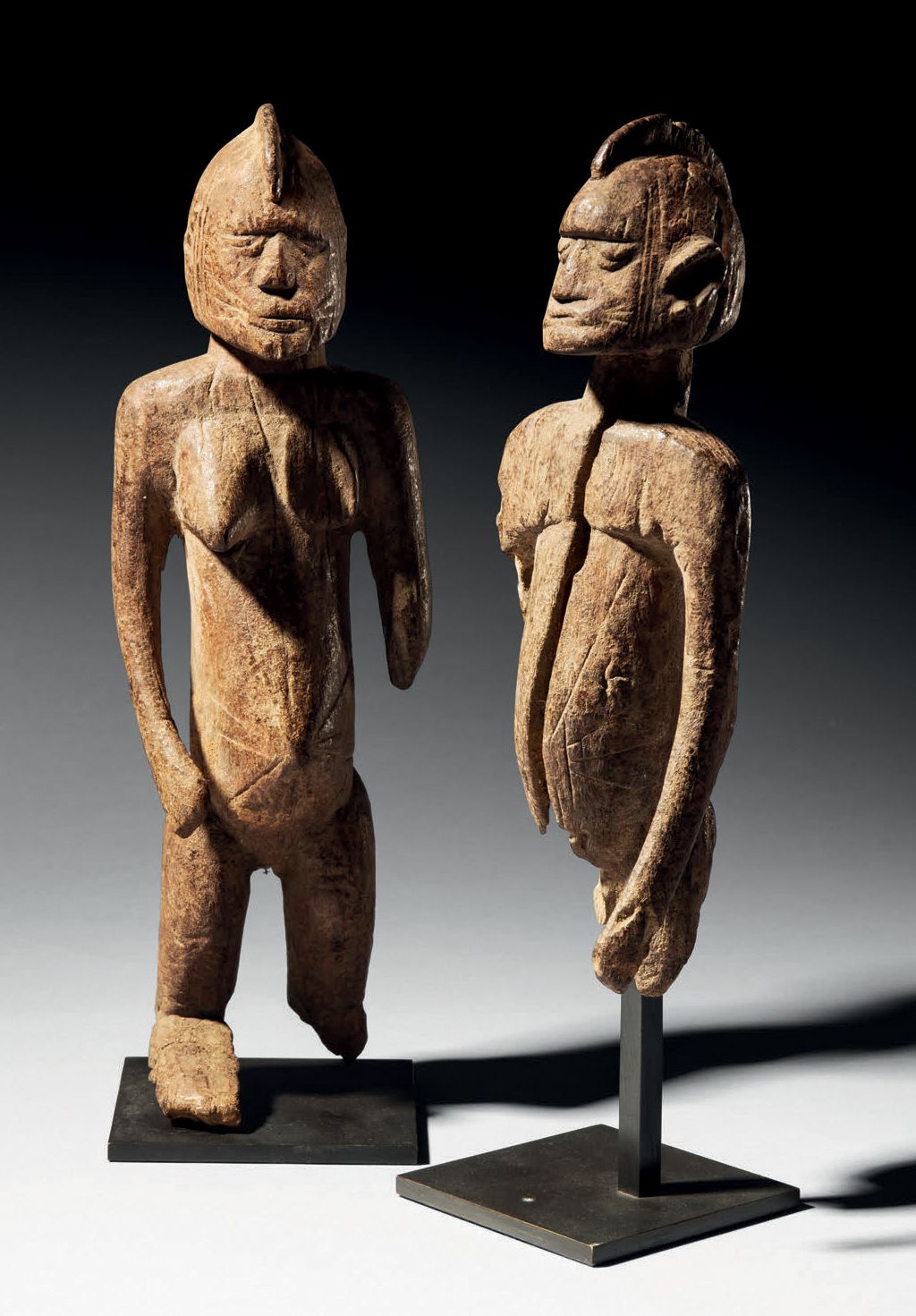 Null - 一对莫西雕像, 布基纳法索
木头
H.28和23厘米
代表一男一女的老夫妇雕像，头戴纹章，脸颊和腹部有疤痕。极好的红色铜锈。许多因年代久远而缺失的&hellip;
