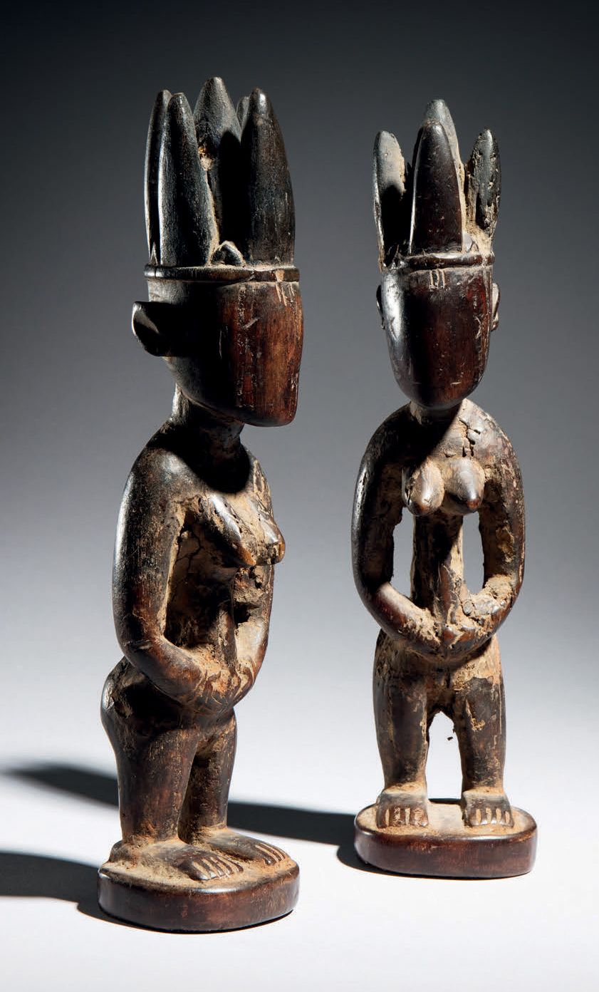 Null 一对约鲁巴雕像，伊贝吉，尼日利亚
木头
H.29厘米

出处 :
- 弗莱克画廊，巴黎
- 私人收藏，巴黎
一对代表双胞胎的约鲁巴雕像，头饰由四个尖锐&hellip;