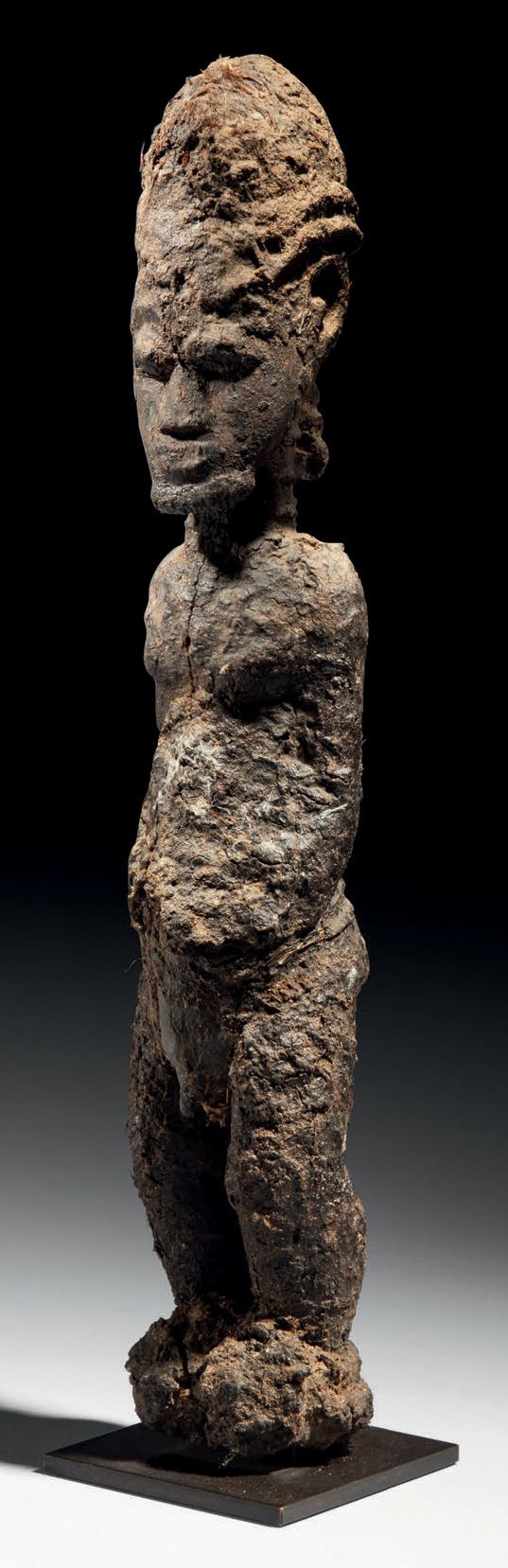 Null - 象牙海岸Baule雕像
木头
H.38厘米
表现的是一个站立的男性形象，身体完全被厚厚的黑色祭祀铜版覆盖，但还是显示出雕塑下面的巨大的精巧性。脸部&hellip;