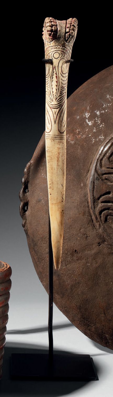 Null iatmul dagger，巴布亚新几内亚
卡索尔骨
H.33.5厘米

出处 :
弗莱克画廊（巴黎）
用袋鼠骨雕刻的大型匕首，上面刻有代表脸部的图案&hellip;