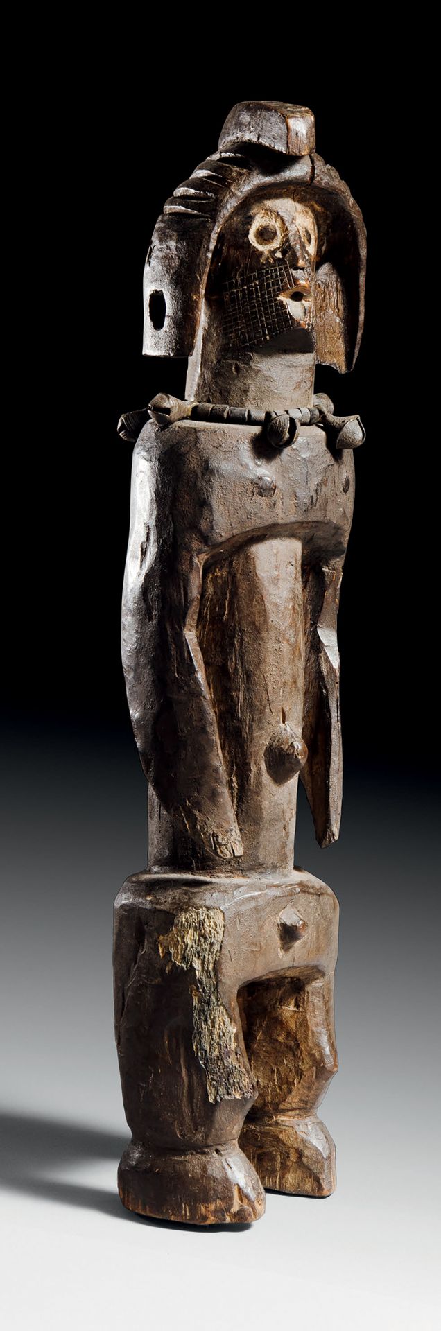 Null Mumuye雕像，尼日利亚
木头
H.60厘米
慕名而来的祖先雕像，以人的造型为特色。这座强大的雕塑围绕着一个圆柱形的躯干，宽阔的肩膀和骨盆从这里出现&hellip;
