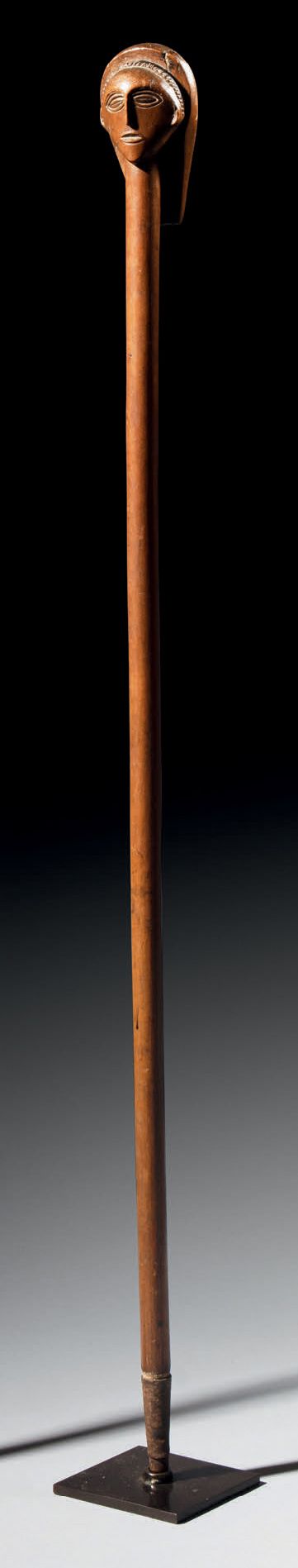Null • CANNE OVIMBUNDU, ANGOLA
Bois
H. 90 cm
Le manche droit orné à son sommet d&hellip;