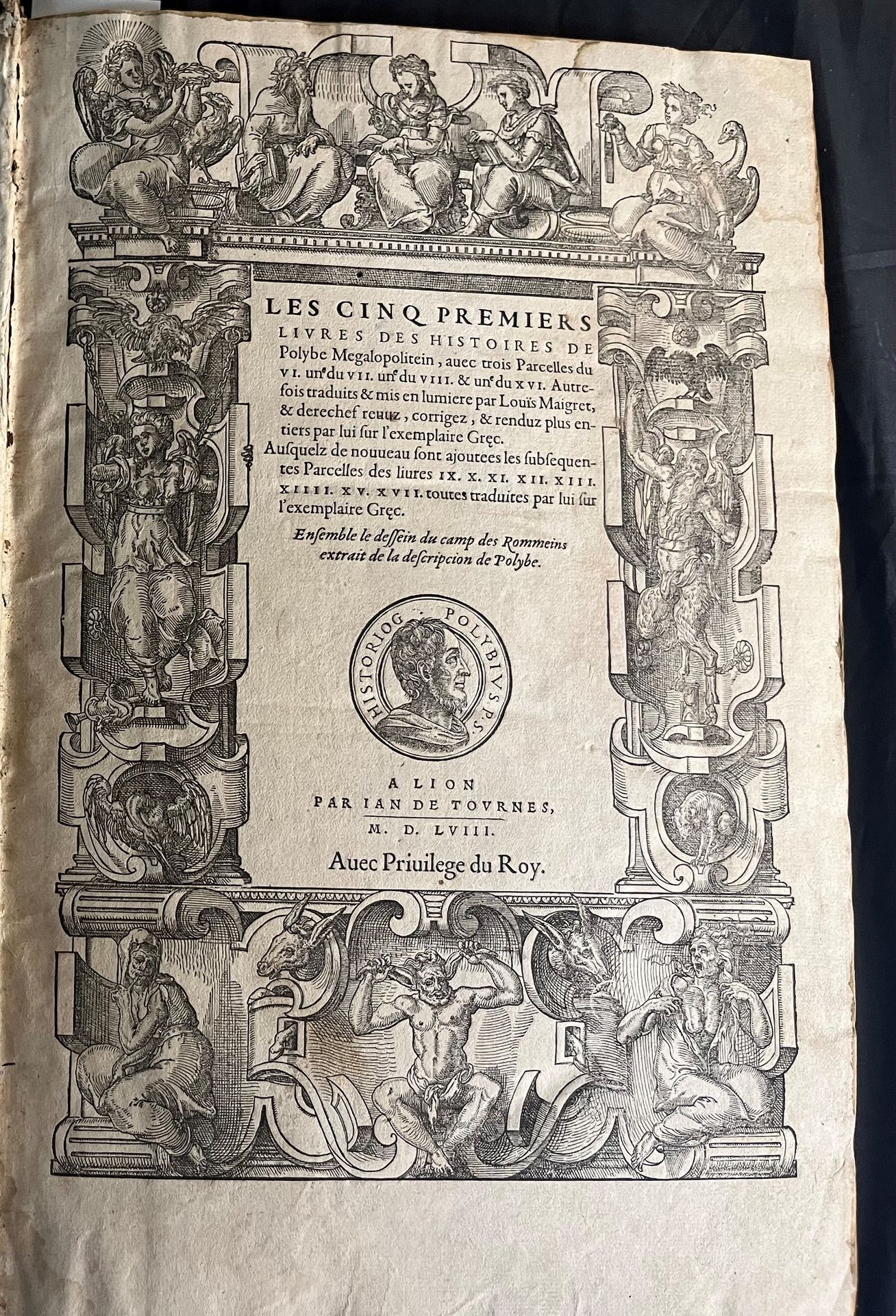 POLYBE. 波利比乌斯-梅加洛波利坦的《历史》前五册。里昂，让-德-图恩，1558年。双开本，棕色基底，板上有冷轮盘的框架，四角饰有圆角，中间有东方主义的图&hellip;
