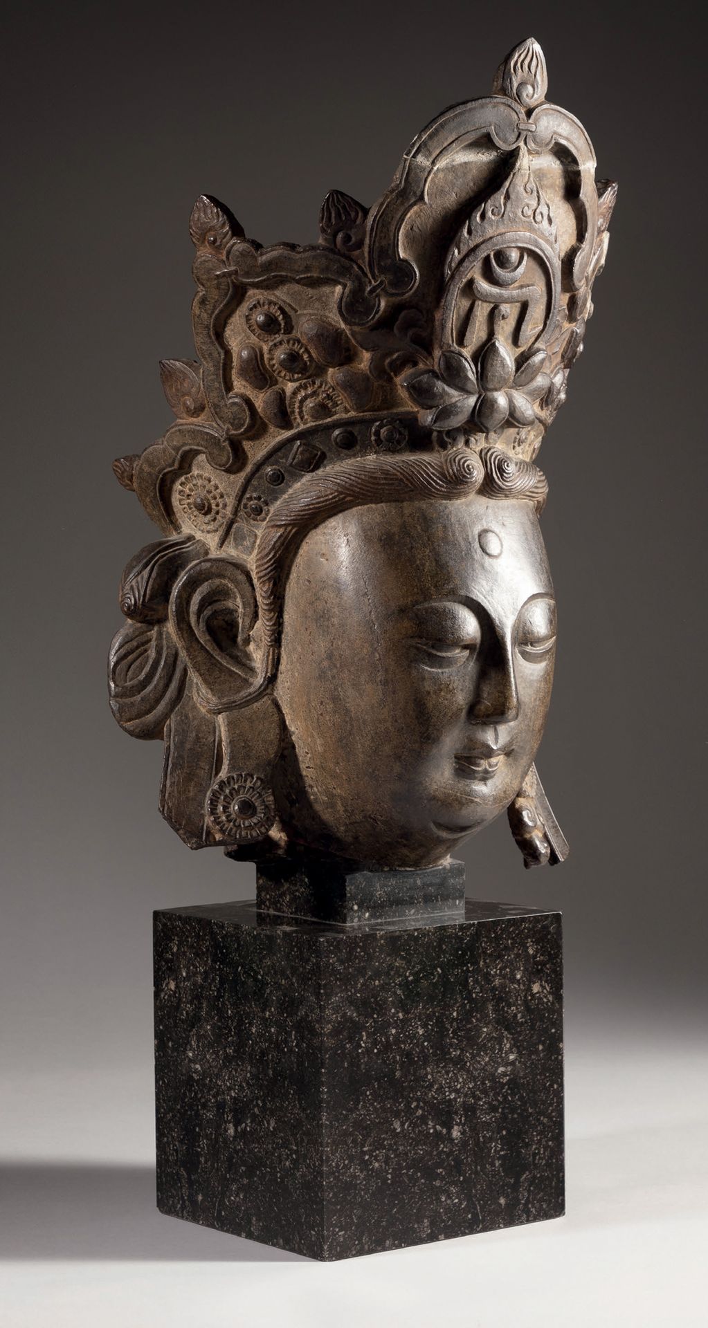 CHINE - Dynastie MING (1368 - 1644) Importante cabeza de Guanyin esculpida en pi&hellip;