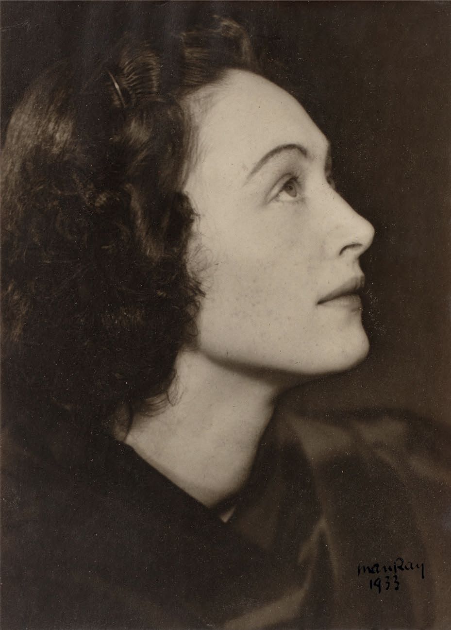 MAN RAY (1890-1976) 努什-艾吕雅的侧面肖像。
原始照片，右下角有签名，日期为1933年，17.5 x 12.6厘米。
安装在纸板上，背面印有&hellip;