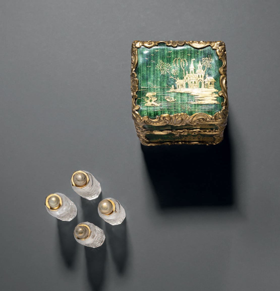 Null 绿色漆面背景的中国山水和金塔装饰的香水盒
内有四个水晶香水瓶
鎏金金属框架
英国，18世纪
9 x 6 x 6,5厘米