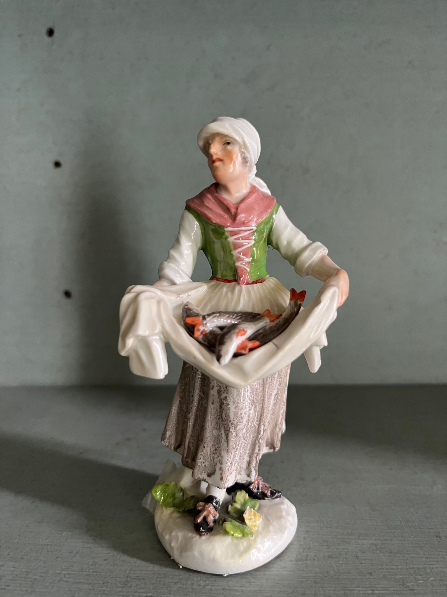 Meissen Statuette en porcelaine représentant une marchande de poissons, à décor &hellip;