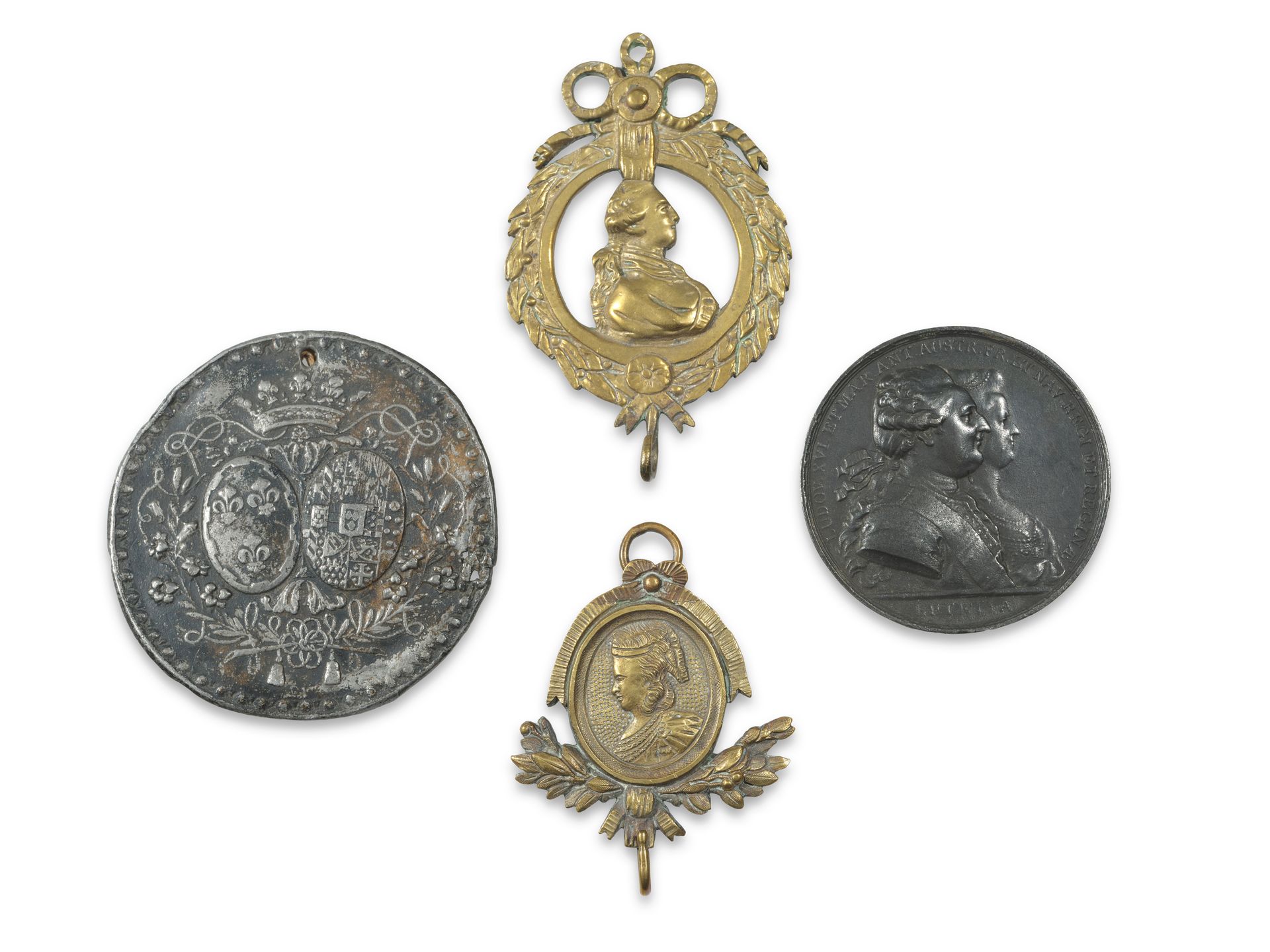 Null 保皇派拍品，包括一枚带有贝里公爵夫人徽章的奖章，一枚奖章和两个带有路易十六和玛丽-安托瓦内特轮廓的表座
玛丽-安托瓦内特
锡石和黄铜
18-19世纪
&hellip;