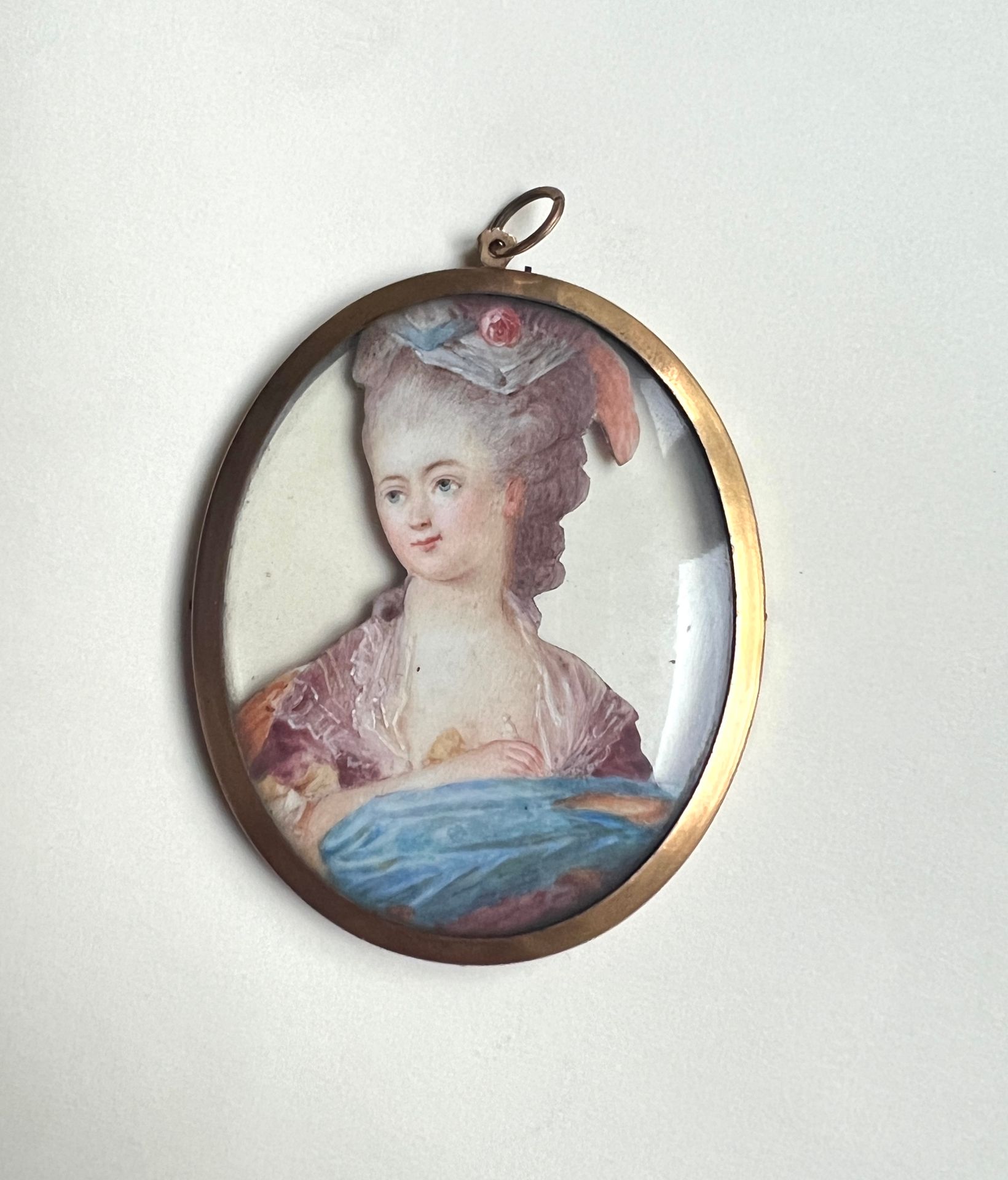 Null Portrait miniature ovale découpé figurant une jeune femme en buste, peinte &hellip;