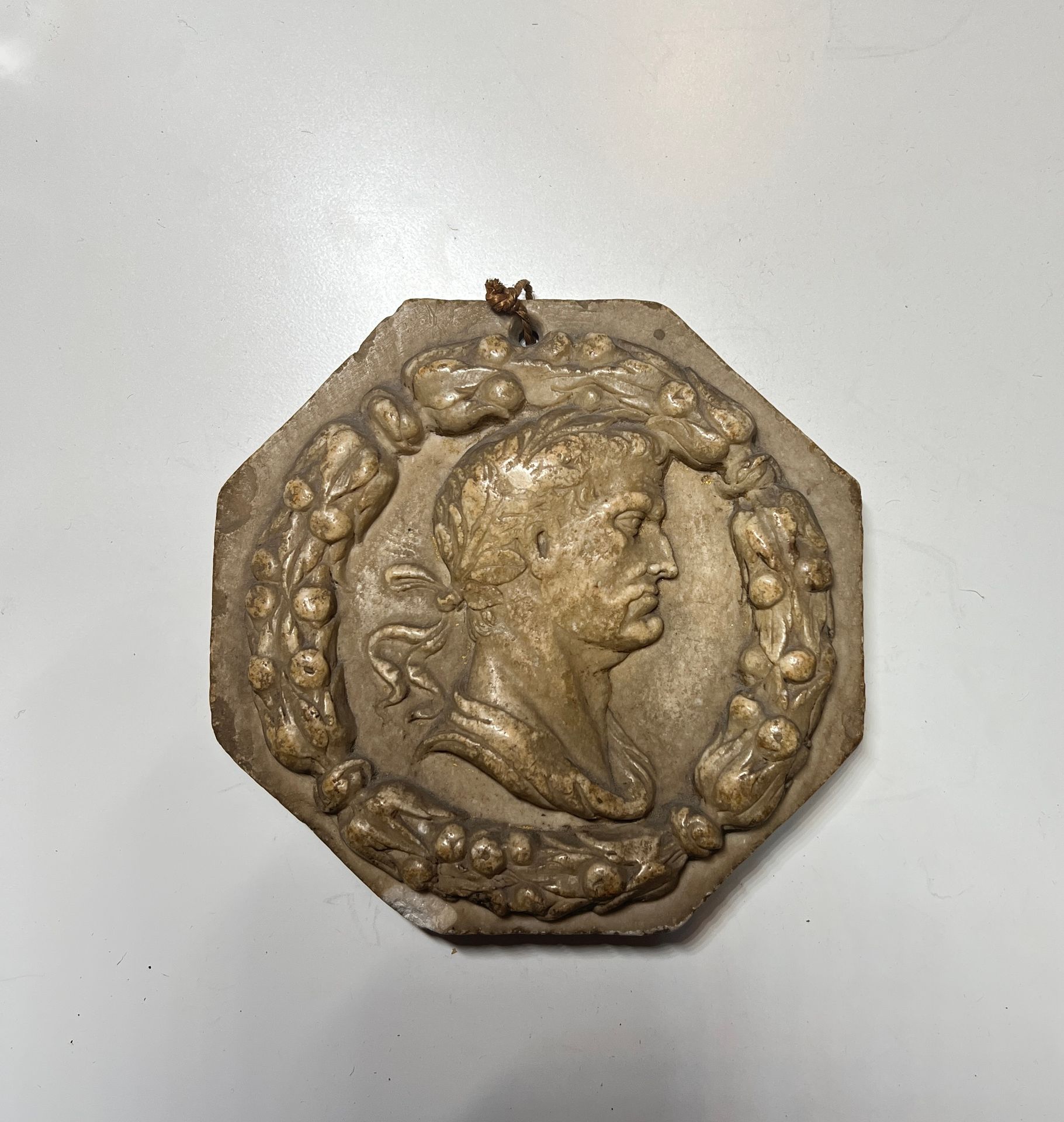 Null 八角形斑驳的大理石纪念章，上面有月桂花环中的罗马皇帝的轮廓。
17-18世纪
长. 12,5 cm
薯片