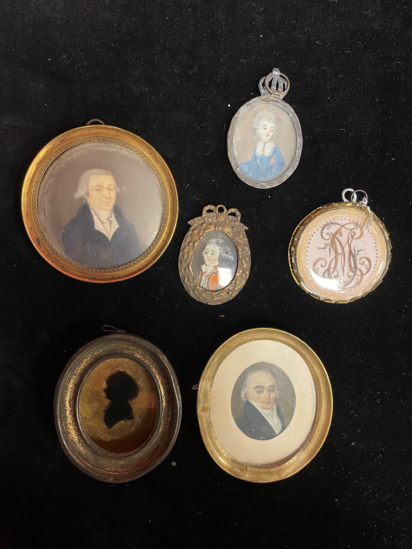 Null Lot de 6 portraits miniatures dont l'un représente Dubet, violon du théâtre&hellip;