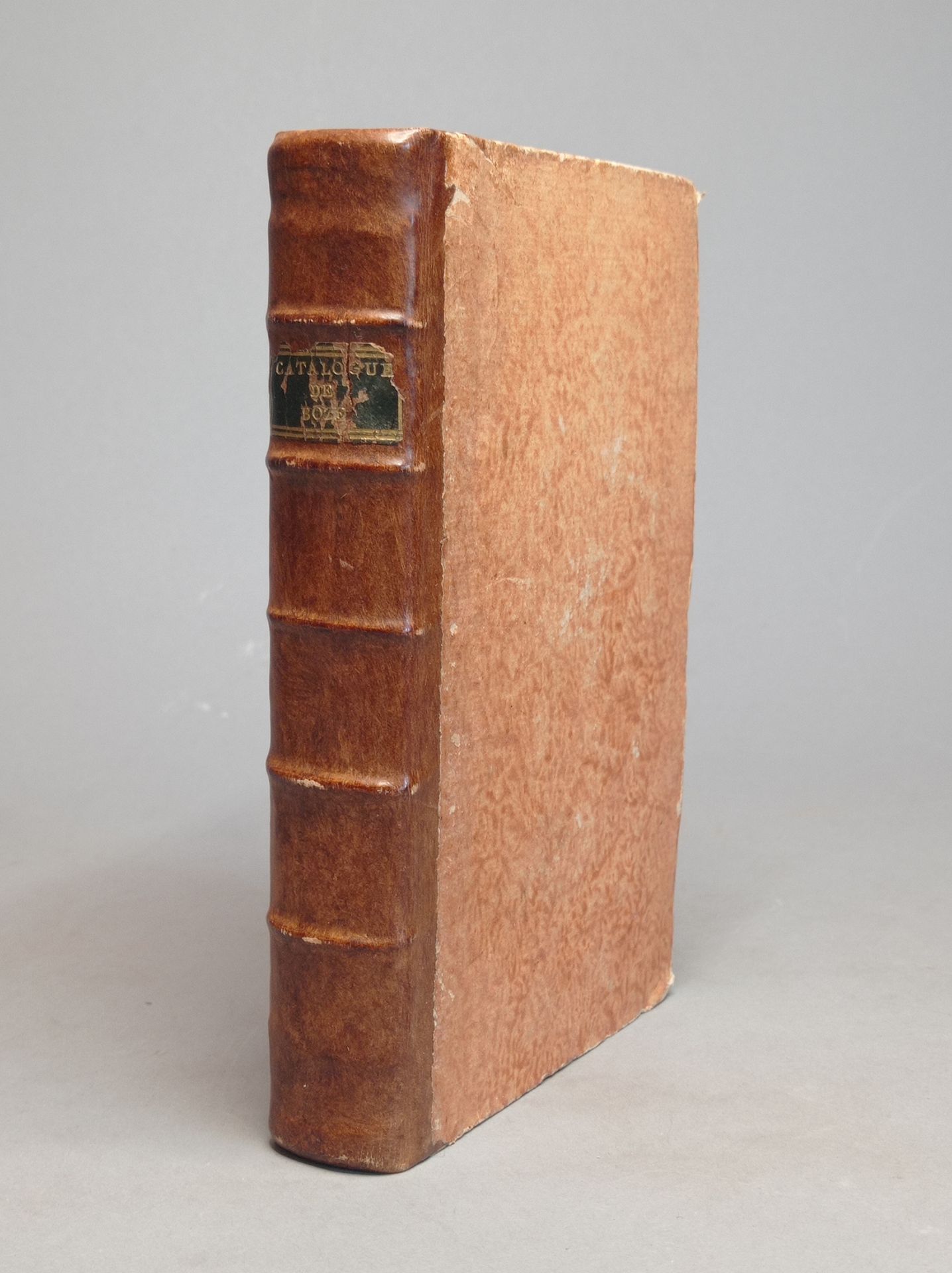 Null 销售目录。- 波兹先生办公室的书籍目录。巴黎，Martin, Guérin & Delatour, 1753年。8开本，黄褐色半开本，旧标题页，红色斑&hellip;