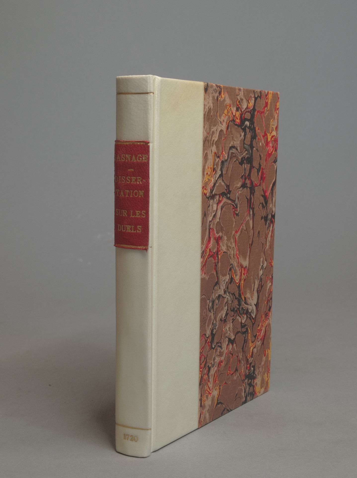 Null [BASNAGE（雅克）。关于决斗和骑士团的历史论文。阿姆斯特丹，皮埃尔-布鲁内尔，1720年，12开本，半牛皮纸书架，书脊上有红色标题，边缘有斑点（&hellip;