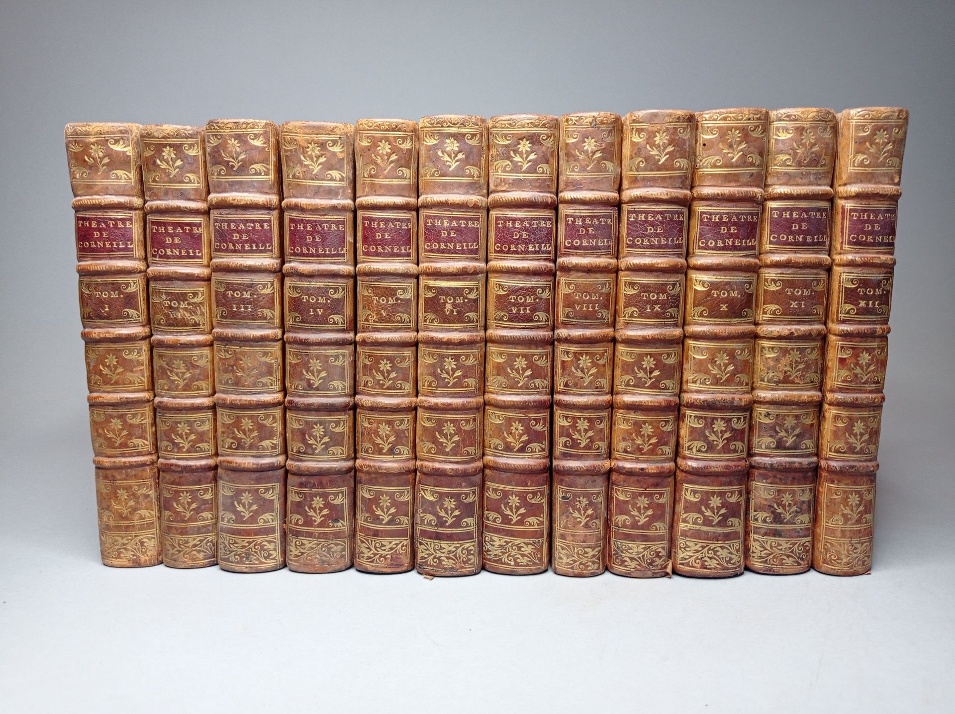 Null CORNEILLE（皮埃尔）。剧院。S.L., 1764.12卷8开本，大理石花纹小牛皮，冷边，书脊有装饰，蓝色斑点的边缘（当时的装订）。伏尔泰在日内&hellip;